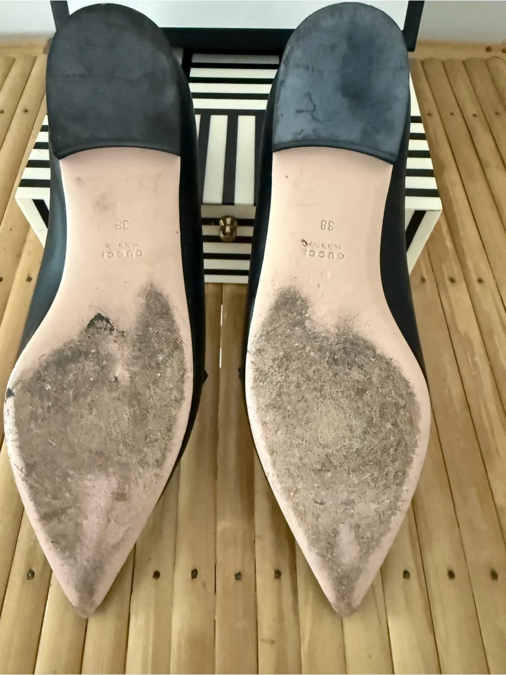 Gucci Black Leather Pointed Toe Logo Chain Flats - Authentic - Picture 5 of 7